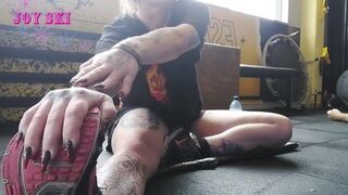 alternative girl stretching at the gym - porn video